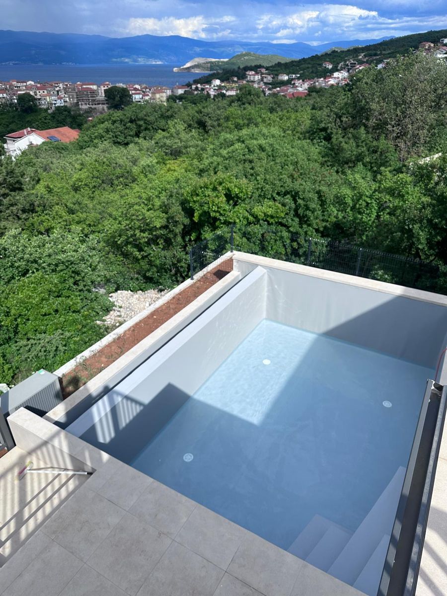 Punjenje bazena s pogledom na grad i more