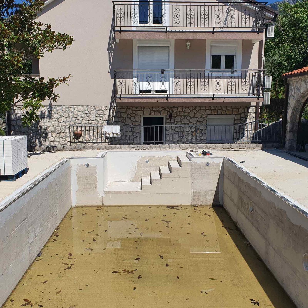 Stari betonski bazen sa stajaćom vodom
